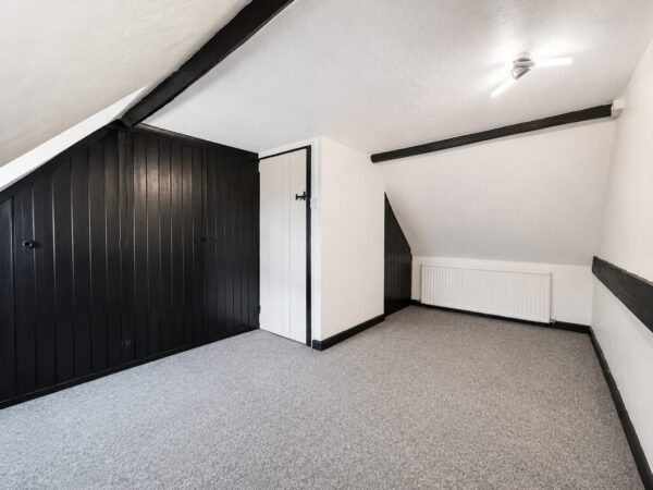 2 Bed Cottage, West Wycombe Rd, High Wycombe, HP12 3AB