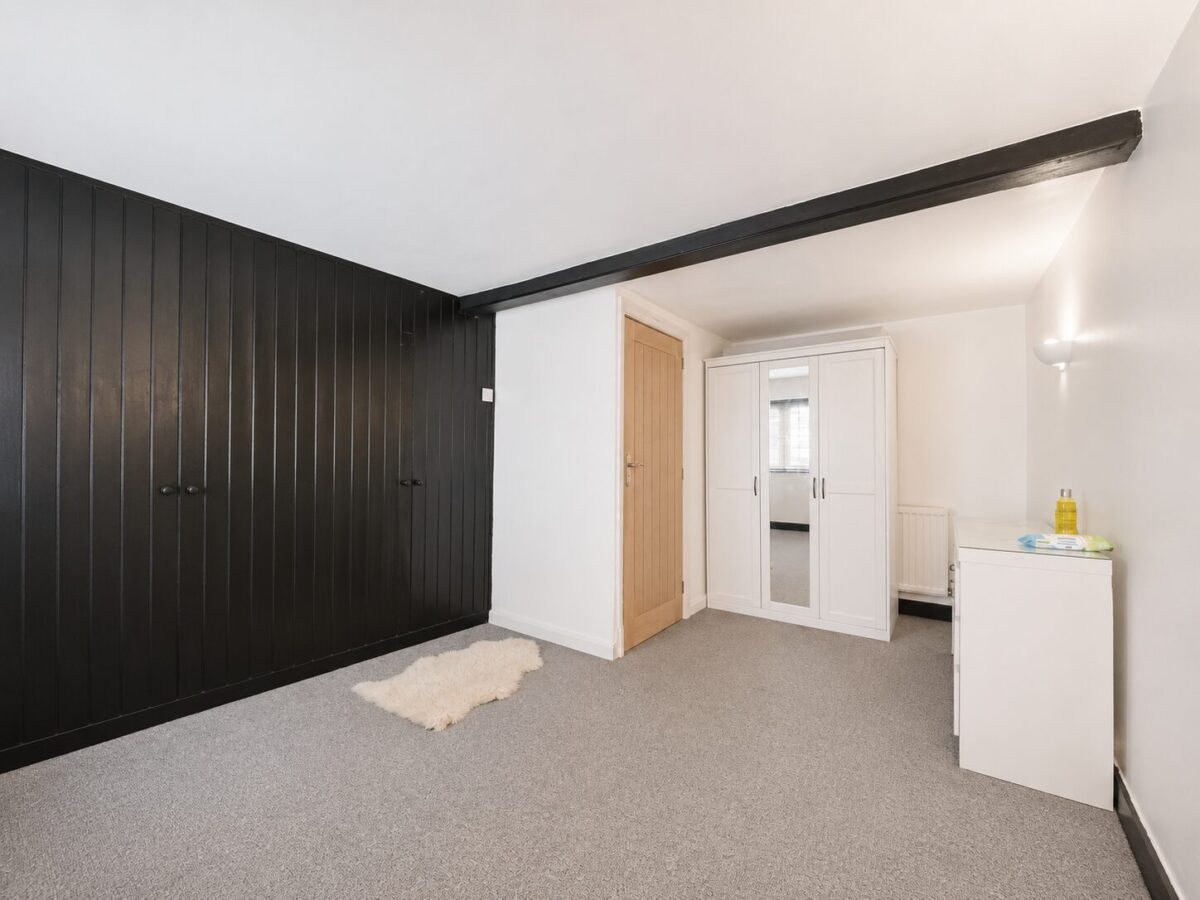 2 Bed Cottage, West Wycombe Rd, High Wycombe, HP12 3AB