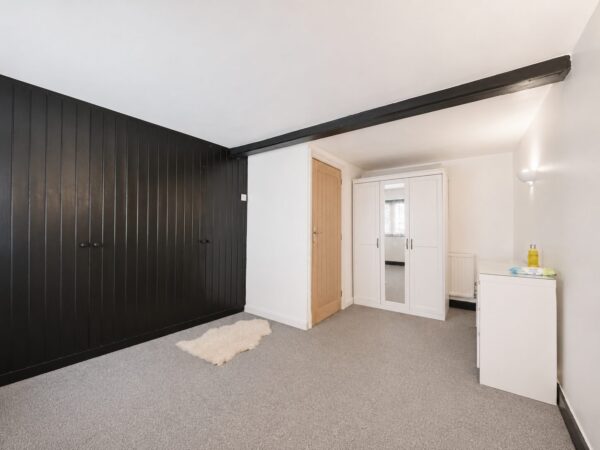 2 Bed Cottage, West Wycombe Rd, High Wycombe, HP12 3AB