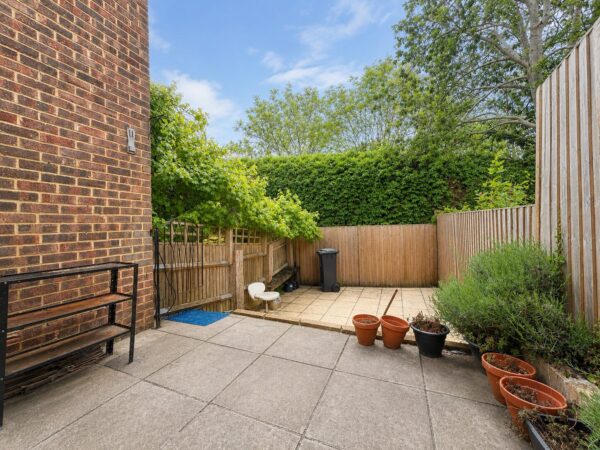2 Bed Cottage, West Wycombe Rd, High Wycombe, HP12 3AB