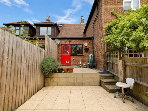 2 Bed Cottage, West Wycombe Rd, High Wycombe, HP12 3AB