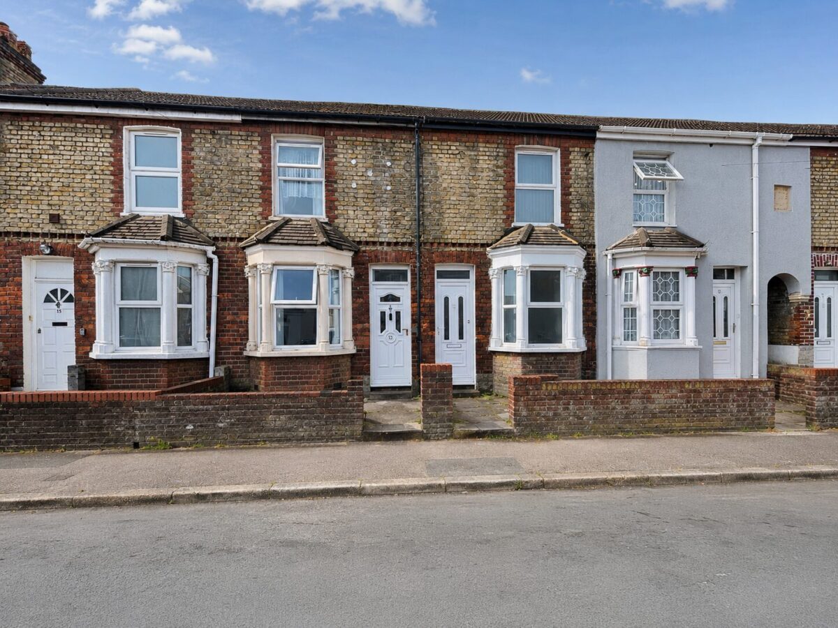 3 Bed Terraced, Upper Green Street, High Wycombe, HP11 2RB