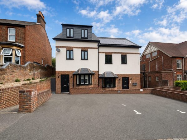 Studio Flat, Gordon Road, High Wycombe, Buckinghamshire, HP13 6EP