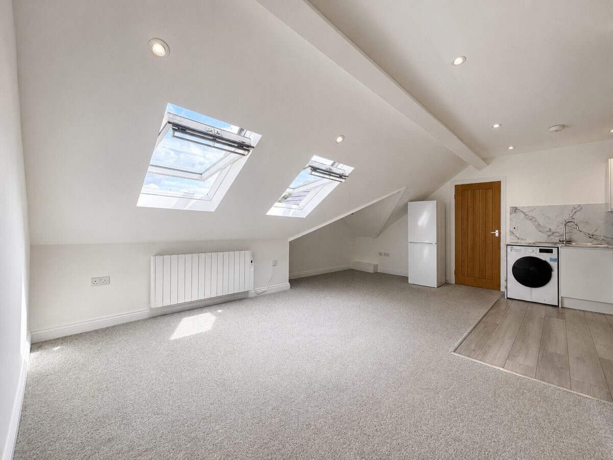 Studio Flat, Gordon Road, High Wycombe, Buckinghamshire, HP13 6EP