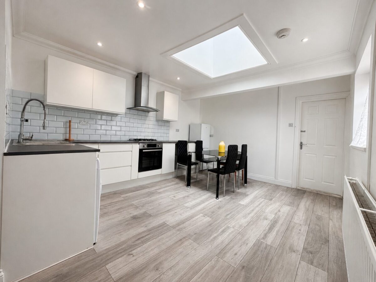 2 Bed Flat, Desborough Avenue, High Wycombe, HP11 2SG