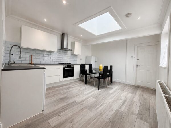 2 Bed Flat, Desborough Avenue, High Wycombe, HP11 2SG