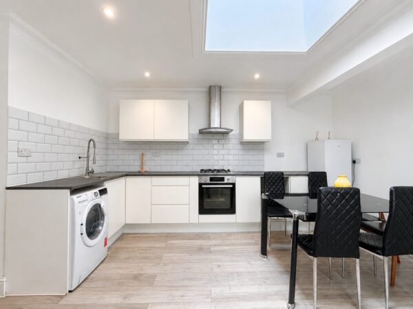 2 Bed Flat, Desborough Avenue, High Wycombe, HP11 2SG