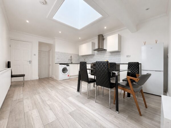 2 Bed Flat, Desborough Avenue, High Wycombe, HP11 2SG