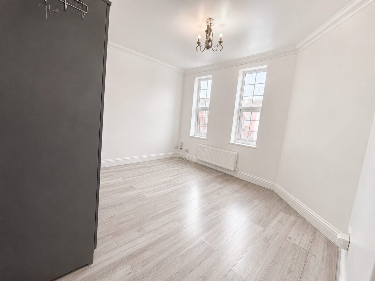 2 Bed Flat, Desborough Avenue, High Wycombe, HP11 2SG