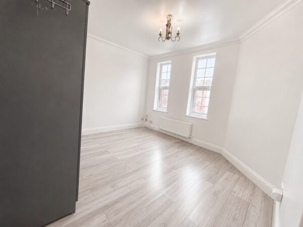 2 Bed Flat, Desborough Avenue, High Wycombe, HP11 2SG