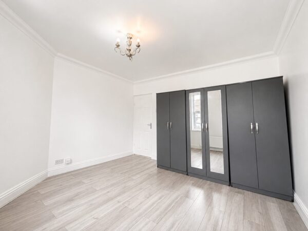 2 Bed Flat, Desborough Avenue, High Wycombe, HP11 2SG