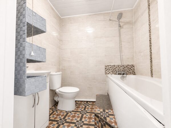 2 Bed Flat, Desborough Avenue, High Wycombe, HP11 2SG