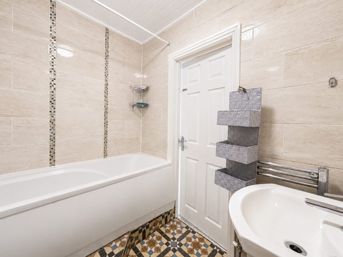2 Bed Flat, Desborough Avenue, High Wycombe, HP11 2SG