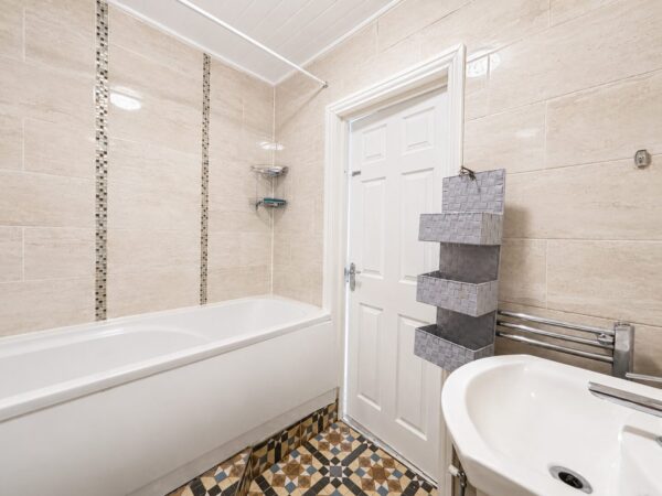 2 Bed Flat, Desborough Avenue, High Wycombe, HP11 2SG