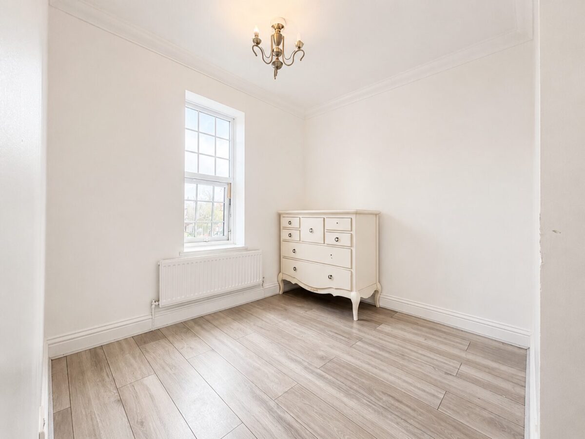 2 Bed Flat, Desborough Avenue, High Wycombe, HP11 2SG