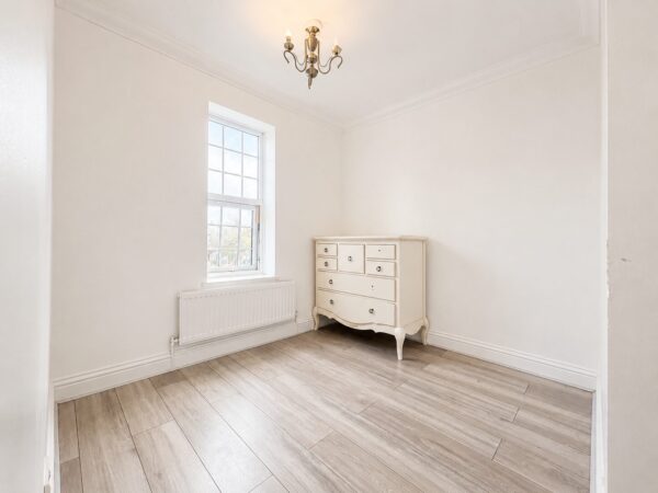2 Bed Flat, Desborough Avenue, High Wycombe, HP11 2SG