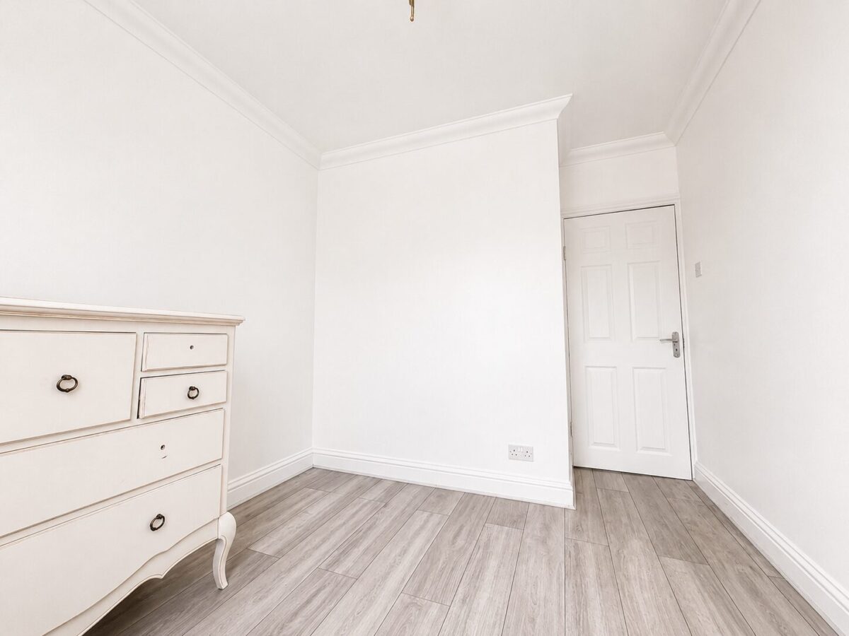 2 Bed Flat, Desborough Avenue, High Wycombe, HP11 2SG