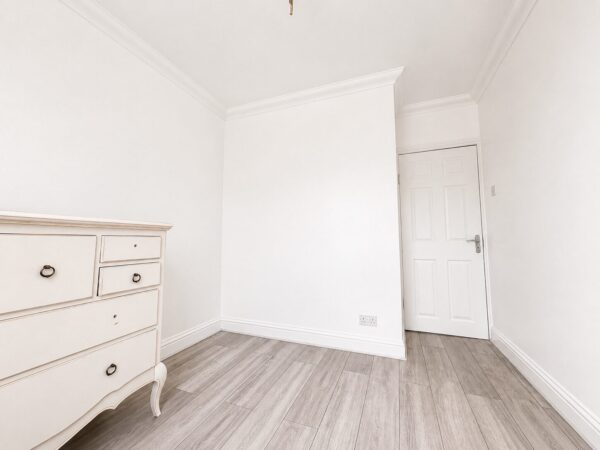 2 Bed Flat, Desborough Avenue, High Wycombe, HP11 2SG