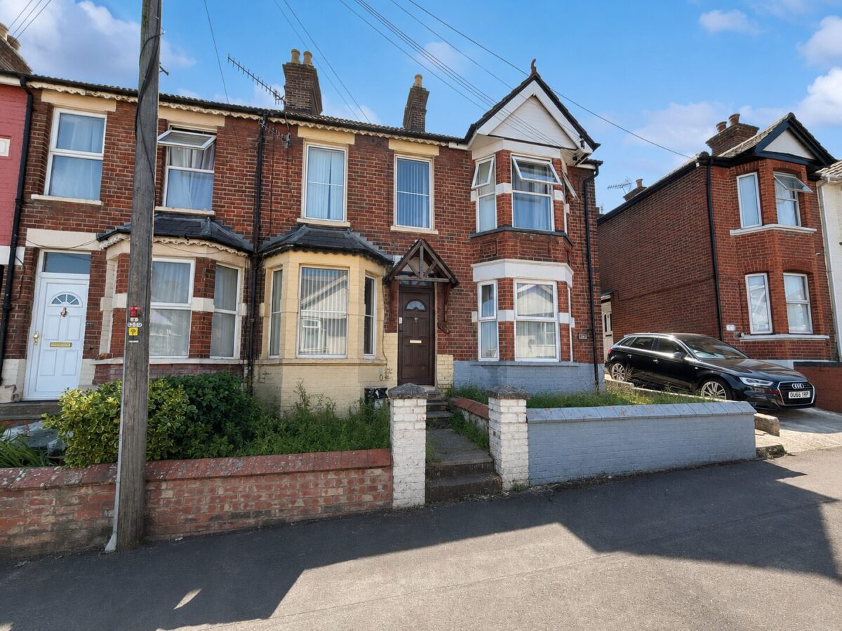 3 Bed Terraced, Dashwood Avenue, High Wycombe, HP12 3EB