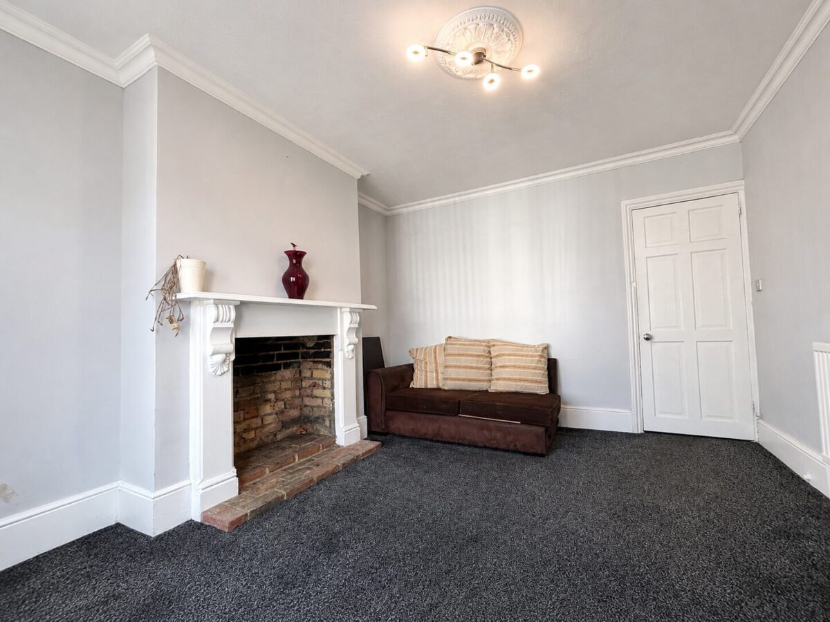 3 Bed Terraced, Dashwood Avenue, High Wycombe, HP12 3EB