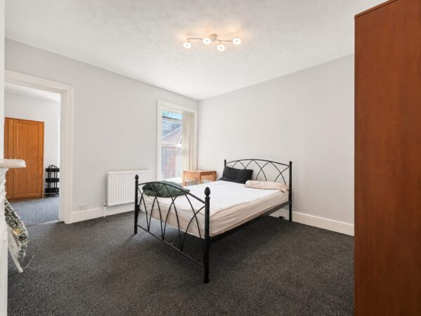 3 Bed Terraced, Dashwood Avenue, High Wycombe, HP12 3EB