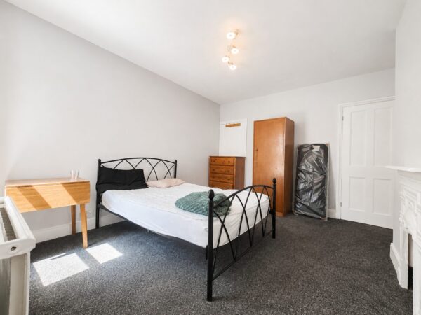 3 Bed Terraced, Dashwood Avenue, High Wycombe, HP12 3EB