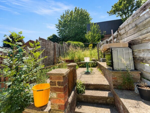 3 Bed Terraced, Dashwood Avenue, High Wycombe, HP12 3EB