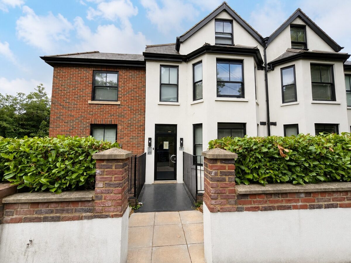 Studio Flat, Priory Avenue, High Wycombe, Buckinghamshire, HP13 6SQ