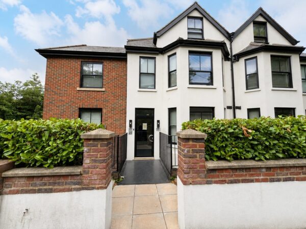Studio Flat, Priory Avenue, High Wycombe, Buckinghamshire, HP13 6SQ