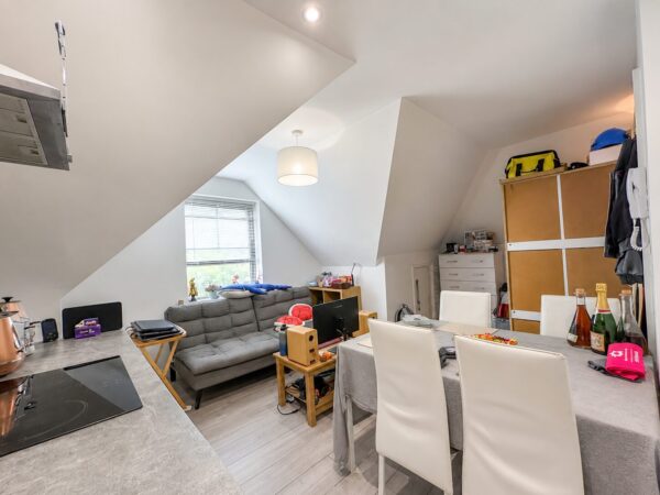 Studio Flat, Priory Avenue, High Wycombe, Buckinghamshire, HP13 6SQ