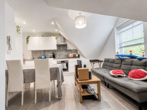 Studio Flat, Priory Avenue, High Wycombe, Buckinghamshire, HP13 6SQ