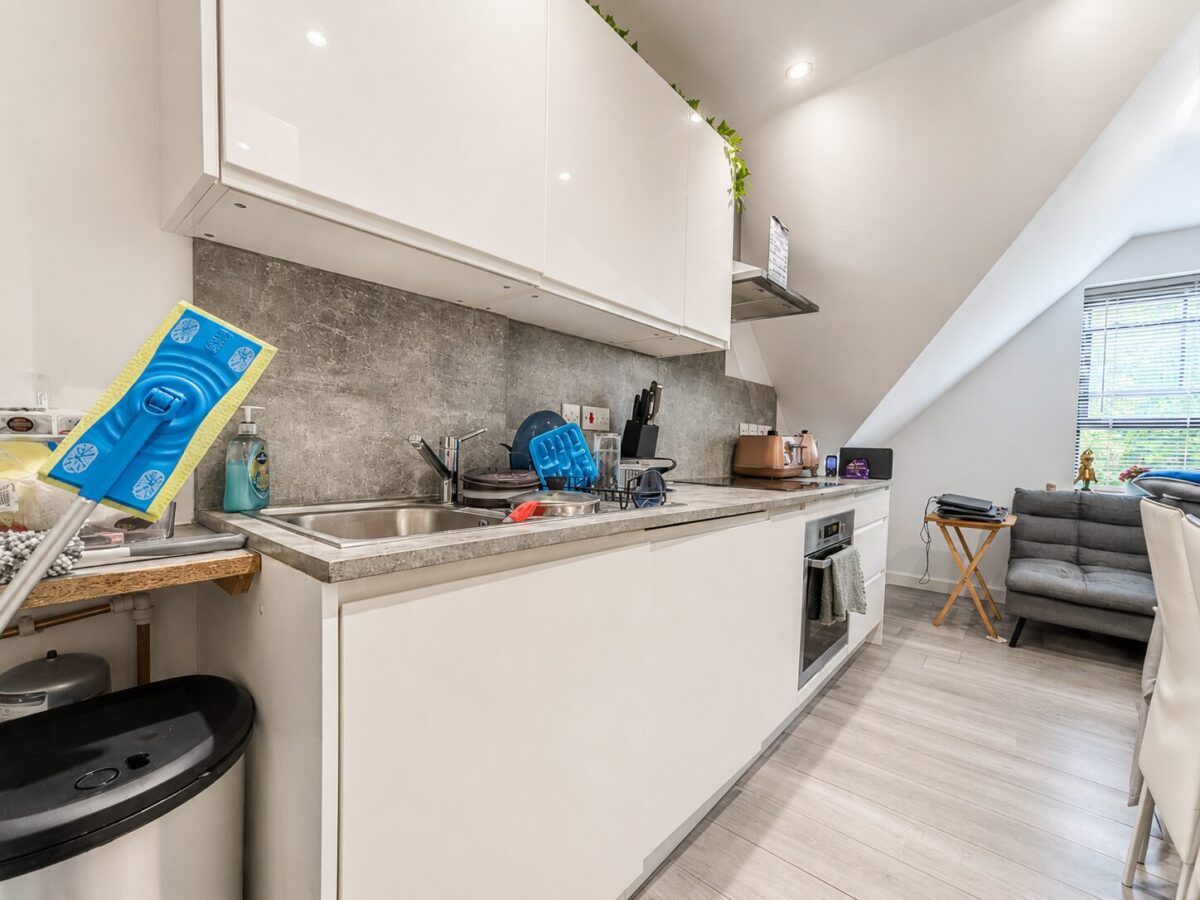 Studio Flat, Priory Avenue, High Wycombe, Buckinghamshire, HP13 6SQ