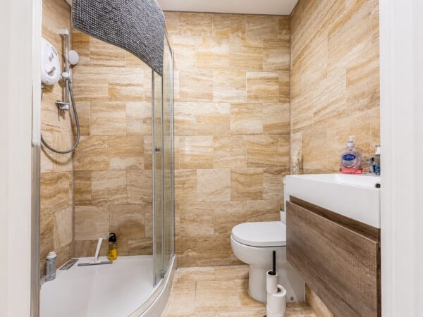 Studio Flat, Priory Avenue, High Wycombe, Buckinghamshire, HP13 6SQ