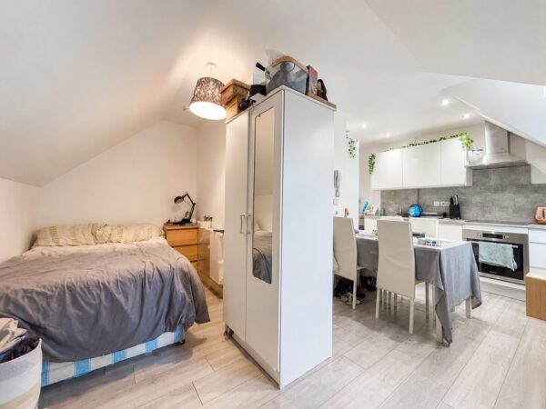 Studio Flat, Priory Avenue, High Wycombe, Buckinghamshire, HP13 6SQ