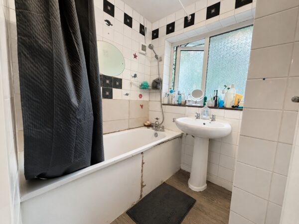 3 Bed Semi-Detached, Chairborough Road, High Wycombe, Buckinghamshire, HP12 3HN