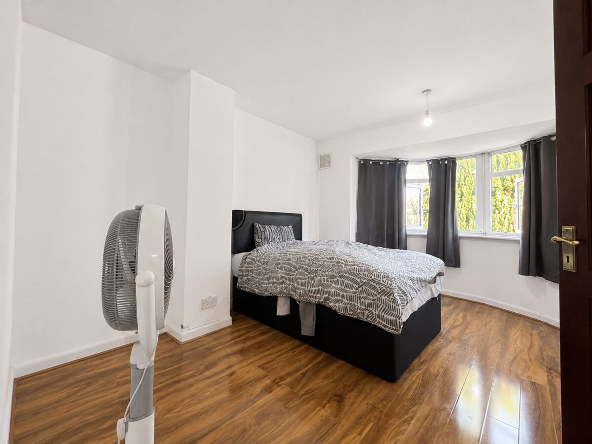 3 Bed Semi-Detached, Chairborough Road, High Wycombe, Buckinghamshire, HP12 3HN